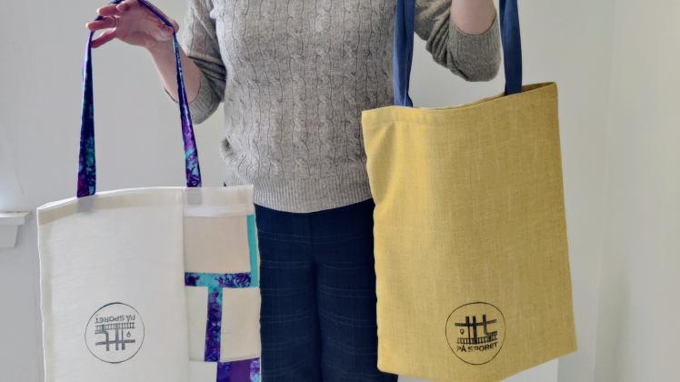 Dame med to stofposer